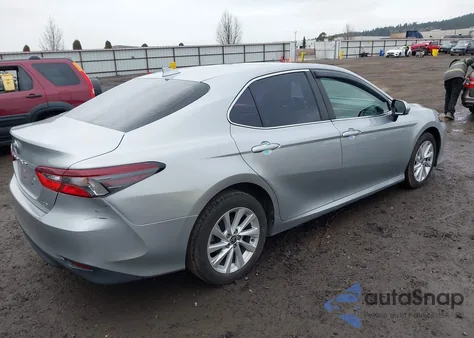 2021 Toyota Camry Le z USA, uszkodzony, nr VIN 4T1C11AK7MU443000